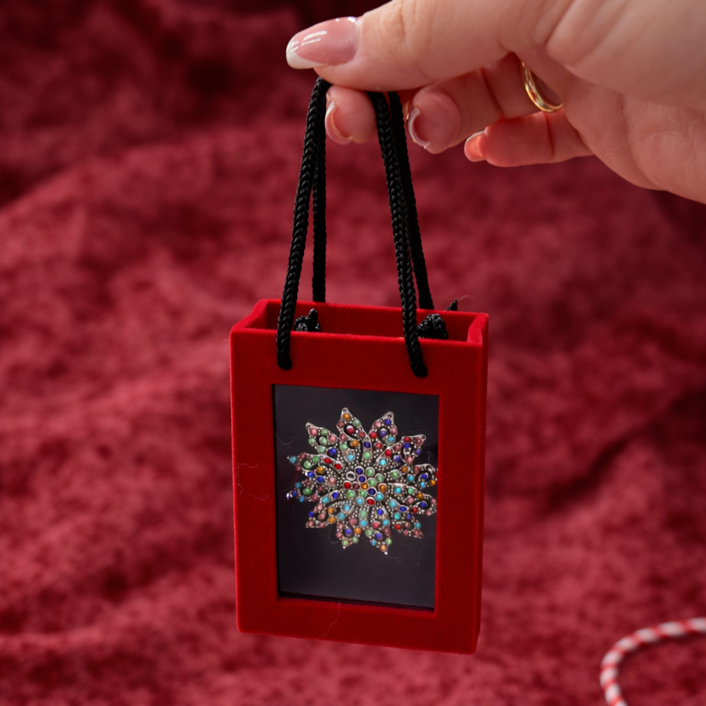 Brosa Fulgi de Nea cu Strasuri Multicolore in Cutie Eleganta [2]