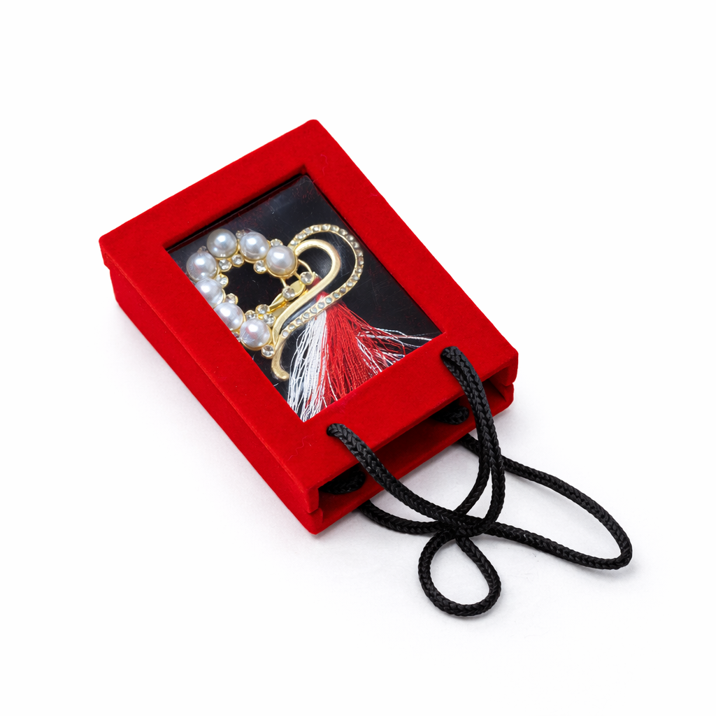 Brosa Inima Perle Martisor cu Detalii Aurii si Strasuri si Perle in Cutie Eleganta