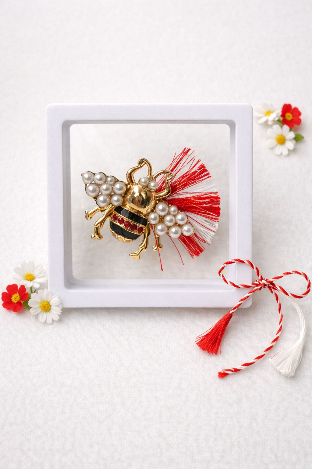 Brosa Martisor 5 cm, Albina cu cristale, in cutie 9x9 cm cu fereastra, cadou 1 Martie