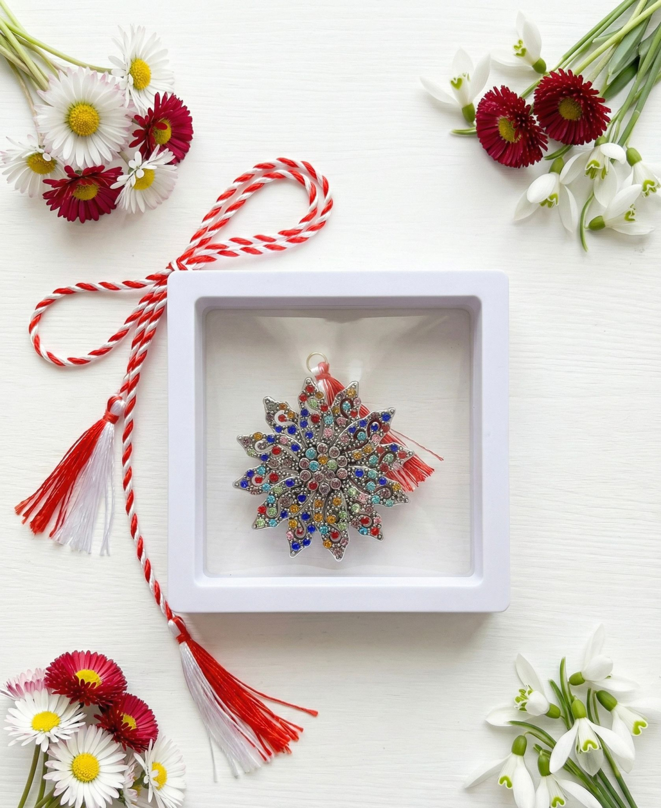 Brosa Martisor 5 cm, Floare cu cristale, in cutie 9x9 cm cu fereastra, cadou 1 Martie