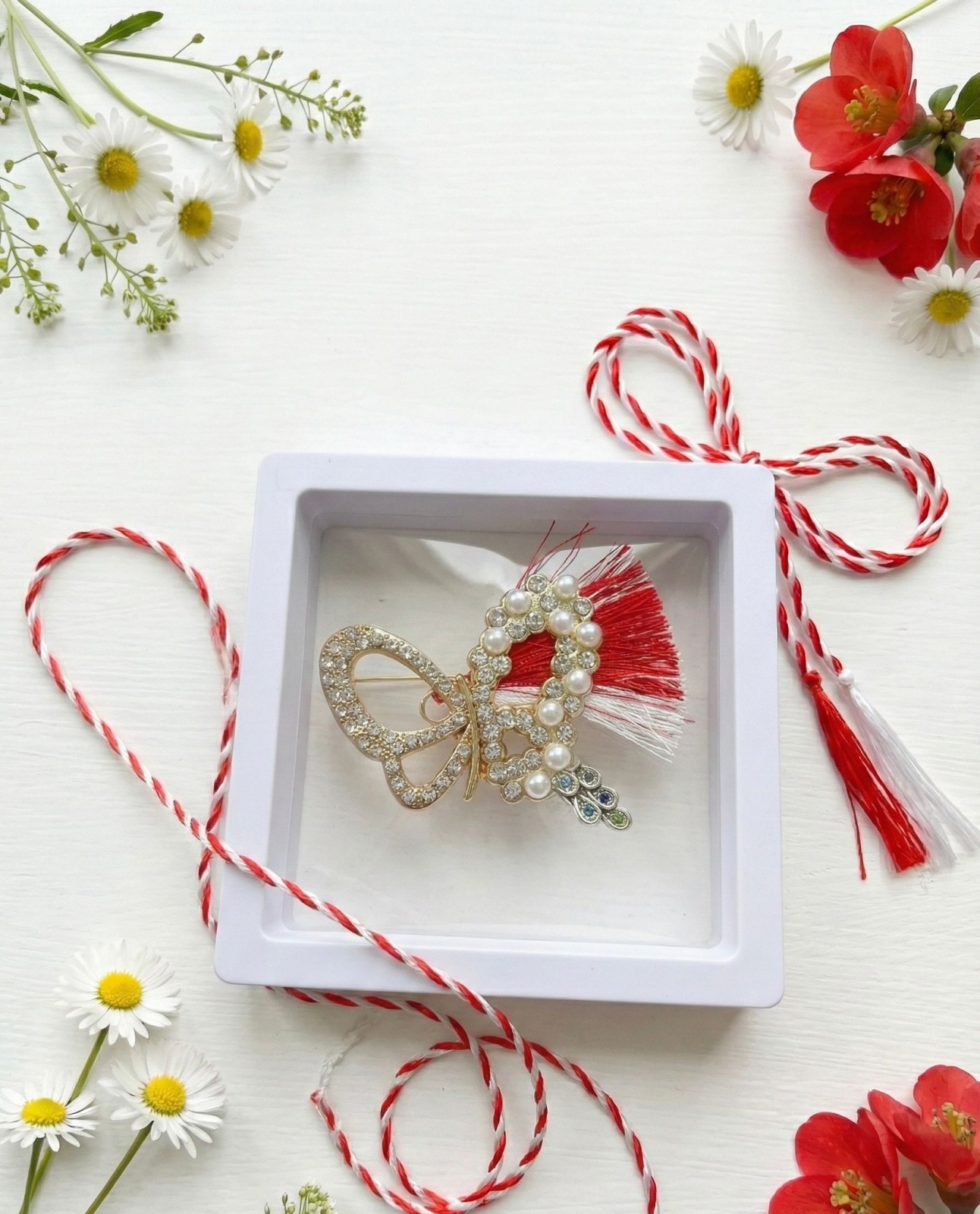 Brosa Martisor 5 cm, Fluture cu cristale si perle, in cutie 9x9 cm cu fereastra, cadou 1 Martie [1]