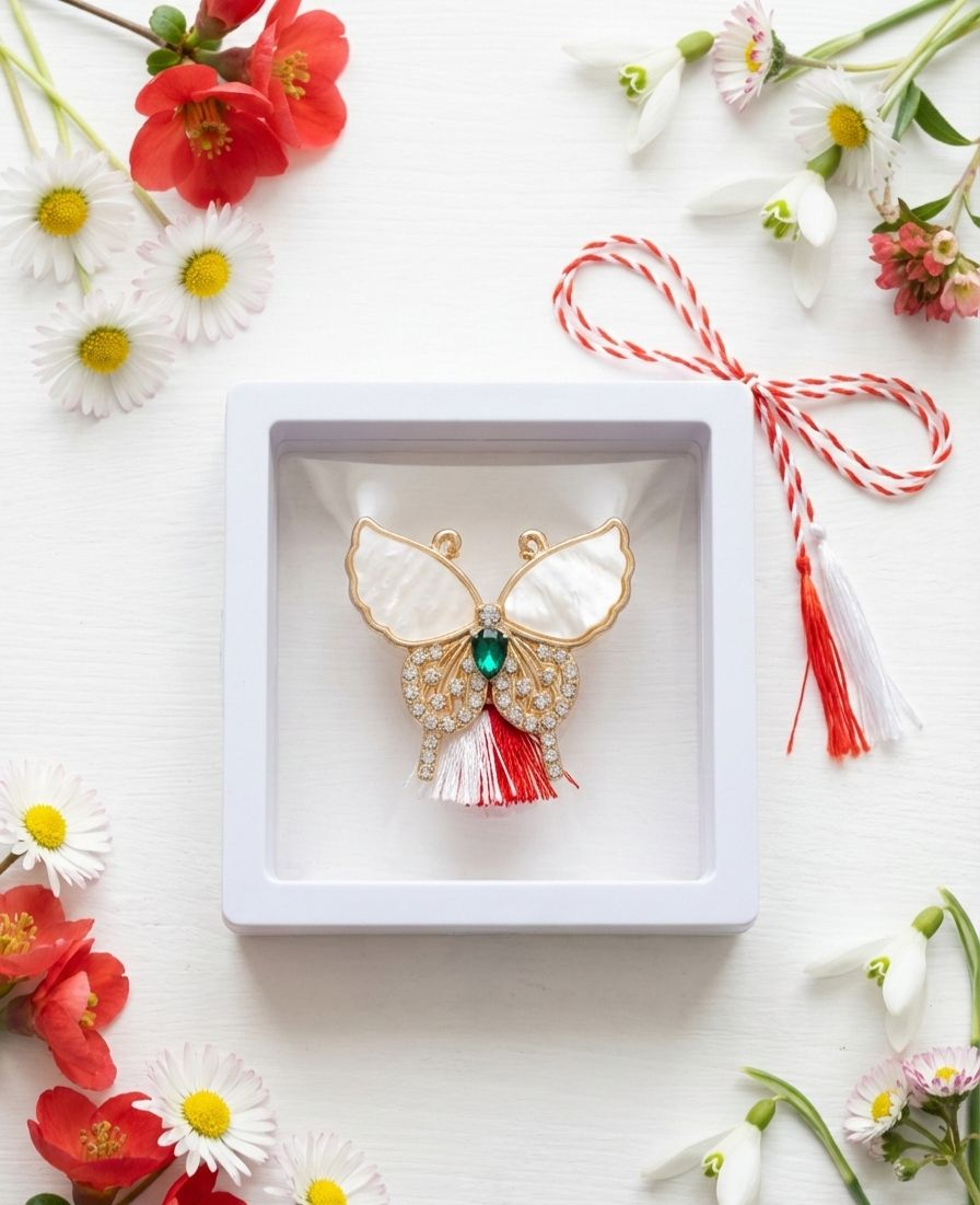 Brosa Martisor 5 cm, Fluture elegant, in cutie 9x9 cm cu fereastra, cadou 1 Martie