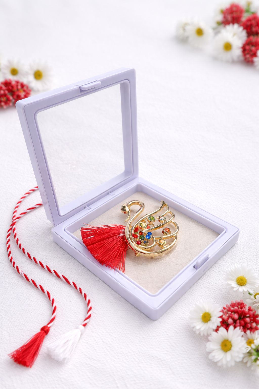 Brosa Martisor 5 cm, Lebada aurie cu cristale, in cutie 9x9 cm cu fereastra, cadou 1 Martie [1]