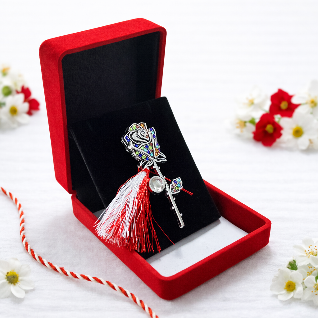 Brosa martisor trandafir argintiu cu strasuri si perla in cutie catifea [1]