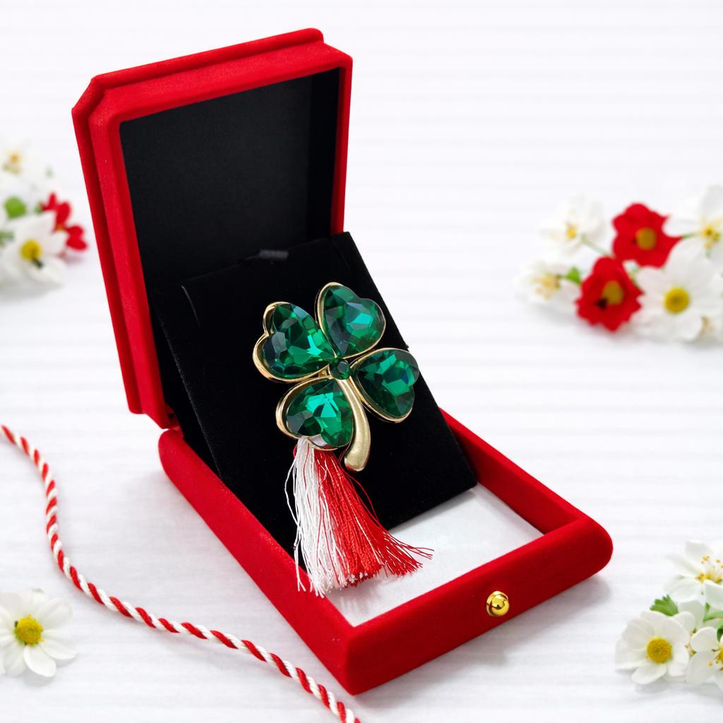 Brosa Martisor Trifoi Verde cu Snur Alb-Rosu Cutie Catifea [1]