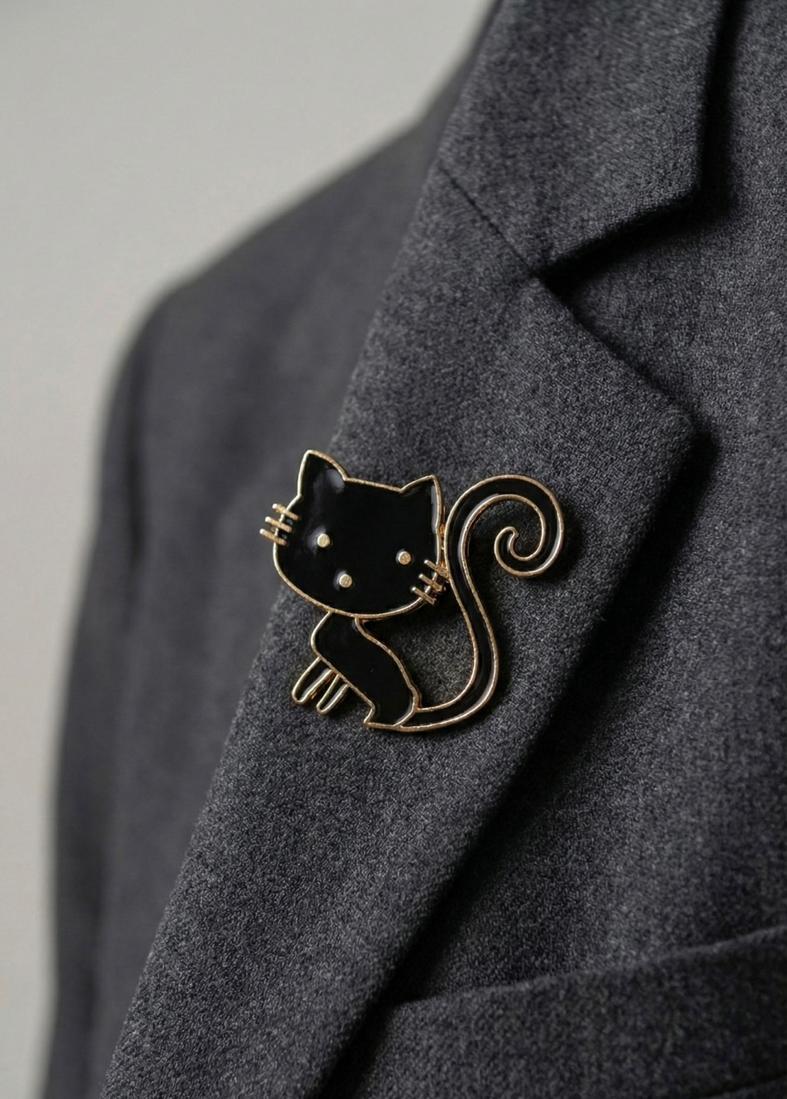 Brosa pisica 4x5 cm, finisaj auriu cu email negru sau textura, cadou primavara jucaus [1]