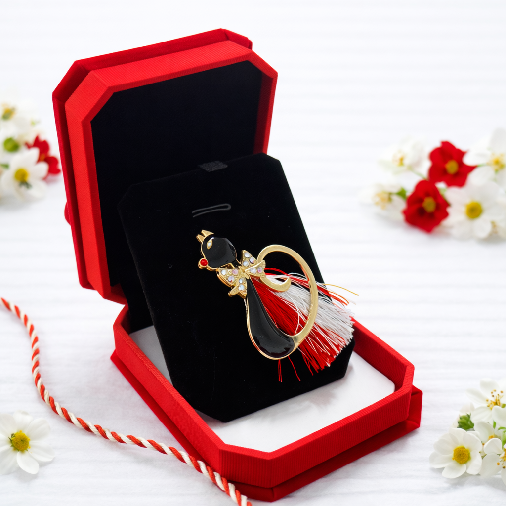 Brosa Martisor Pisica Neagra cu Snur Alb-Rosu, Accesoriu Elegant de Primavara [1]