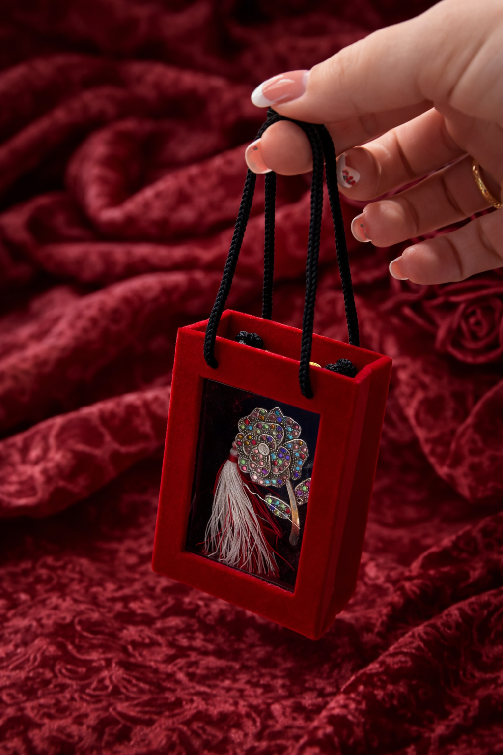 Brosa Trandafir Martisor cu Strasuri Multicolore si Perla Decorativa Cutie Eleganta [2]