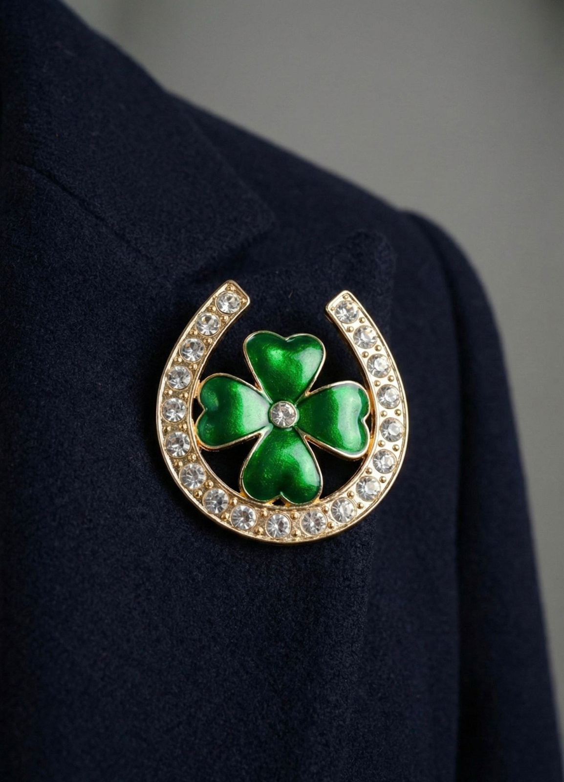 Brosa trifoi cu potcoava 4x4 cm, finisaj auriu cu pietre, simbol noroc cadou primavara [1]