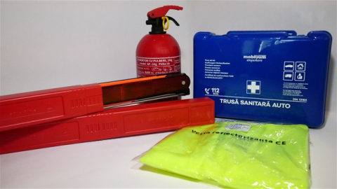 Kit Siguranță Auto cu Extinctor, Trusă Medicală și Triunghiuri Reflectorizante – Conform Cod Rutier [1]