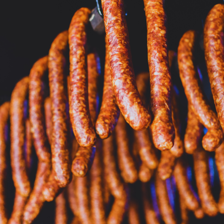 Bunatati din carne de porc Romanesc - Cârnați Afumați Tăiați la Bardă – Daniel’s Smokehouse – Imagine Produs Premium