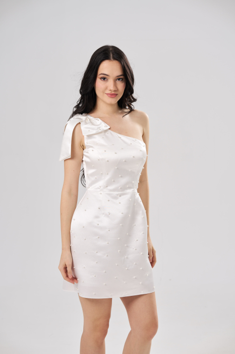 Rochie scurta ANDREEA,eleganta ,alba ,pe un umar ,cu aplicatii tip perle si funda decorativa [4]