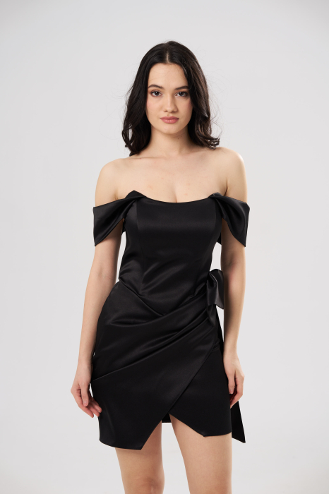Rochie scurtă elegantă AMIRA cu bust tip corset, umeri căzuți și fusta drapata, neagra [4]