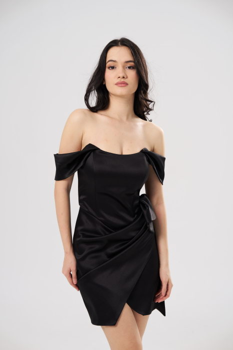 Rochie scurtă elegantă AMIRA cu bust tip corset, umeri căzuți și fusta drapata, neagra [5]