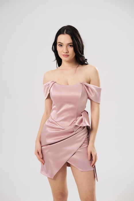 Rochie scurtă elegantă AMIRA cu bust tip corset, umeri căzuți și fusta drapata, roz pudra [4]