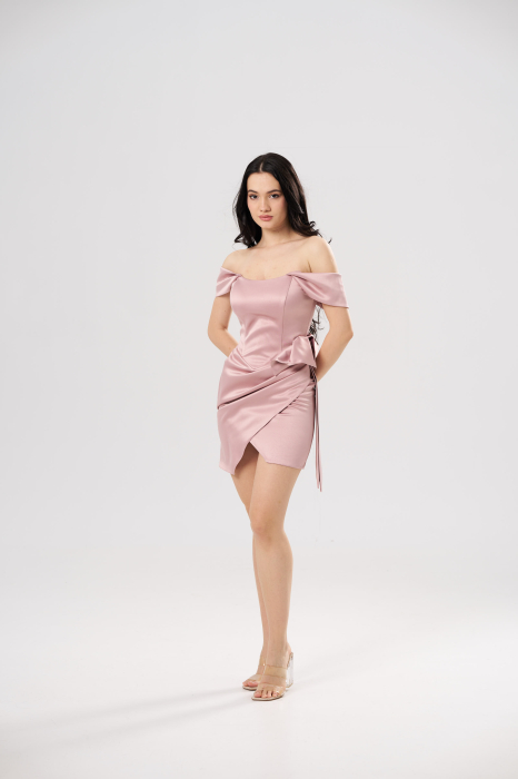 Rochie scurtă elegantă AMIRA cu bust tip corset, umeri căzuți și fusta drapata, roz pudra [2]