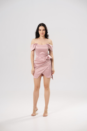 ROCHII OCAZIE - Rochie scurtă elegantă AMIRA cu bust tip corset, umeri căzuți și fusta drapata, roz pudra