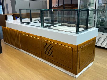 Vitrine Calde si Reci - Vitrina prezentare din compozit - decorata cu lemn