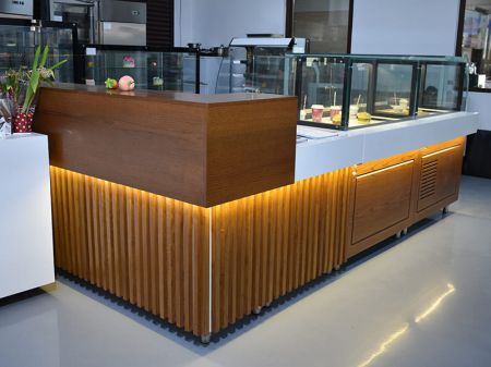 Vitrina prezentare din compozit - decorata cu lemn [1]