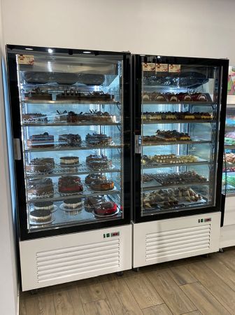 Vitrina rece prezentare cu geamuri pe toate partile [2]