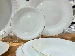 Decoratiuni - SET FARFURII CU MARGINE AURIE 18 PCS ( 3 MARIMI X 6 PCS ) & SUPORT AURIU CADOU