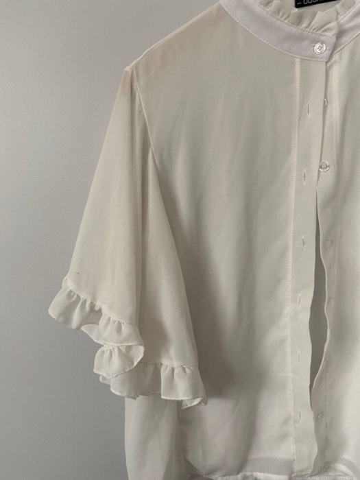 Camasa alba pe gat cu nasturi si volane [3]
