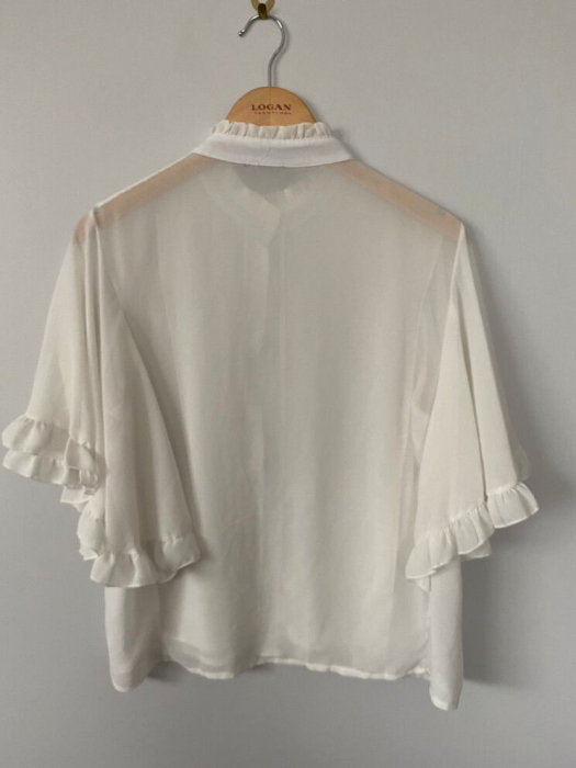 Camasa alba pe gat cu nasturi si volane [2]