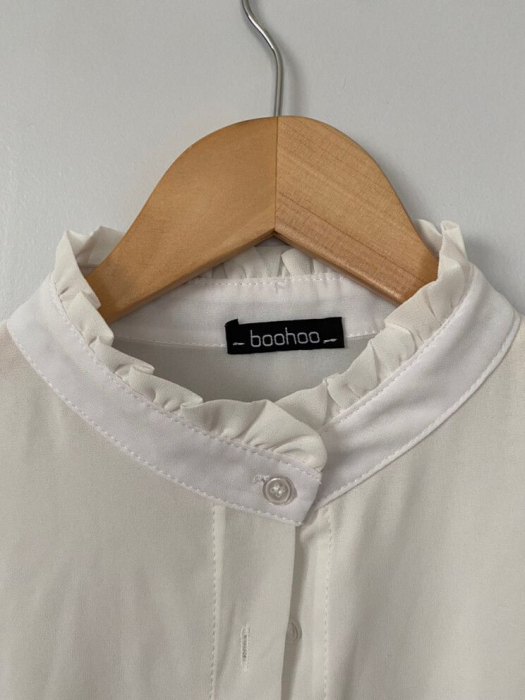 Camasa alba pe gat cu nasturi si volane [4]