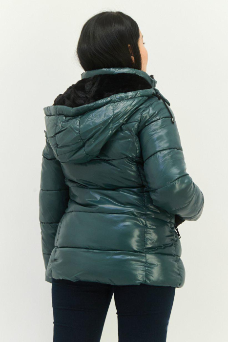 Jachetă pufoasă cu glugă și logo [2]