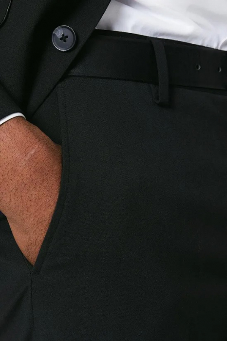 Pantaloni de costum negri, model esențial [4]