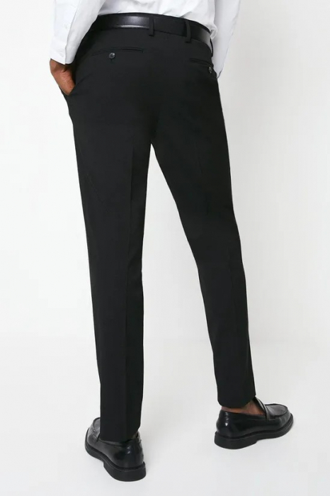 Pantaloni de costum negri, model esențial [3]