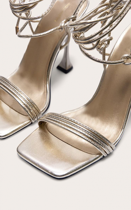 SANDALE CU TOC MEDIU ȘI TRIPLU BARETE ȘI DIN PU AURII, VÂRF PĂTRAT [4]