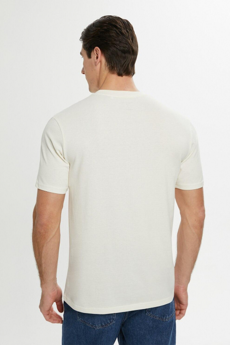 Tricou bej cu decolteu la baza gâtului [2]