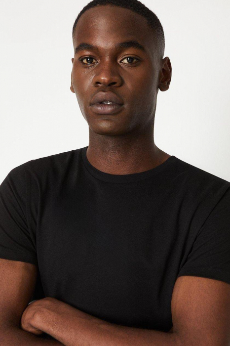 Tricou negru uni cu decolteu rotund [2]