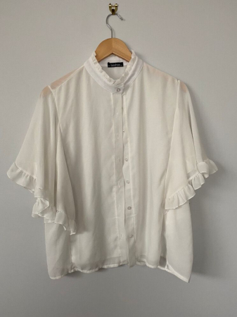 Camasa alba pe gat cu nasturi si volane [0]