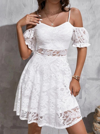 FEMEI - Rochie cu umeri goi și manșetă cu volane din dantelă