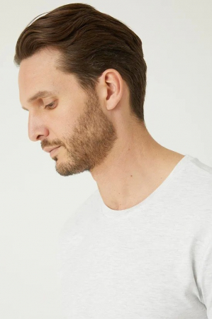 Tricou cu guler rotund [1]