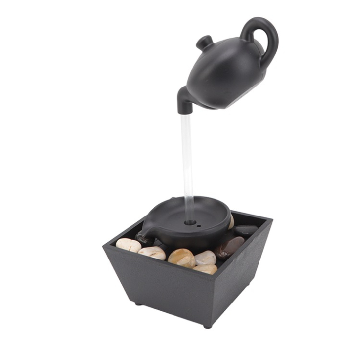 Dekoratív szökőkút függesztett teáskannával, LED világítással és kövekkel, USB vagy elemes működés, kompakt beltéri design, relaxáló hatás [3]
