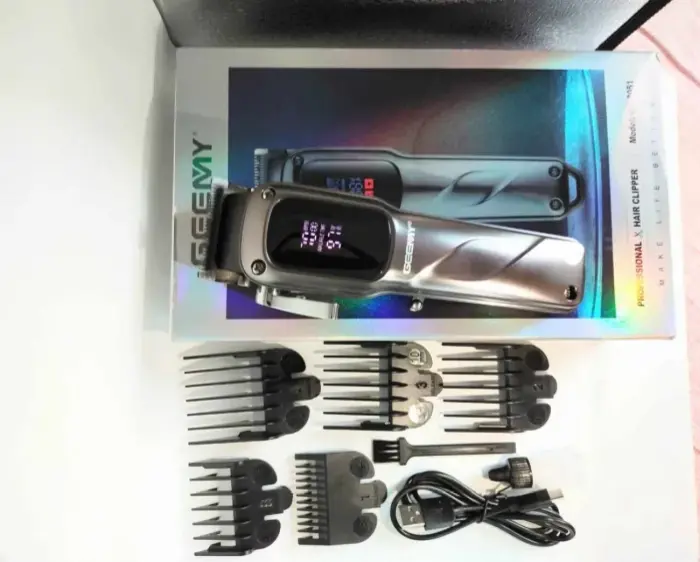 GM8051 Professzionális Hajvágó – LCD Kijelző, Rozsdamentes Acél Pengék, Akkumulátoros és Hálózati Működés, Elegáns Dizájn, Vágáshossz Szabályozó Tárcsa, Állítható Fésű Különböző Hosszokhoz, 240V Adapt [2]