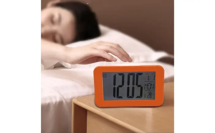 KADIO 1828 LCD kijelzős asztali óra – elemmel működő, világítással [6]