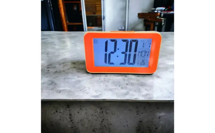 KADIO 1828 LCD kijelzős asztali óra – elemmel működő, világítással [4]