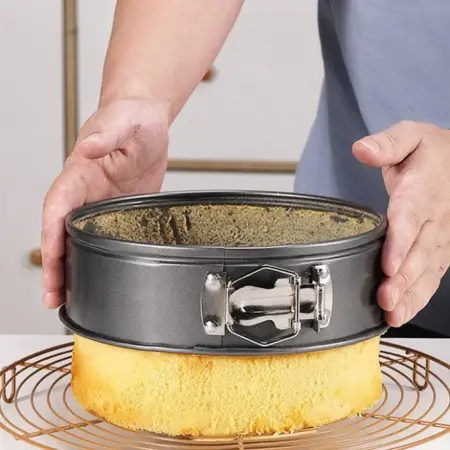 3 darabos tapadásmentes sütőforma készlet levehető oldalfallal – kerek, szív és téglalap alakú formák, szénacél, tartós és könnyen tisztítható [5]