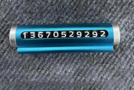 Autós rendszámtábla tartó – elegáns dizájn, egyszerű felszerelés és tartós anyag, a rendszám egyértelmű láthatóságához nyilvános és privát parkolókban [1]