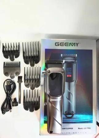 Személyes ápolási készülékek és kiegészítők - GM8051 Professzionális Hajvágó – LCD Kijelző, Rozsdamentes Acél Pengék, Akkumulátoros és Hálózati Működés, Elegáns Dizájn, Vágáshossz Szabályozó Tárcsa, Állítható Fésű Különböző Hosszokhoz, 240V Adapt