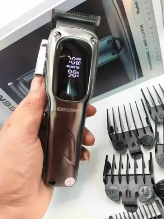 GM8051 Professzionális Hajvágó – LCD Kijelző, Rozsdamentes Acél Pengék, Akkumulátoros és Hálózati Működés, Elegáns Dizájn, Vágáshossz Szabályozó Tárcsa, Állítható Fésű Különböző Hosszokhoz, 240V Adapt [2]