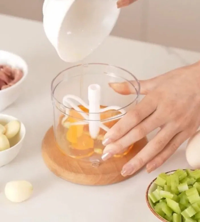 500 ml Multifunkciós Elektromos Aprító, Újratölthető Konyhai Robot, 15x10 cm, Gyors és Egyenletes Aprítás Zöldségekhez, Húshoz és Fűszerekhez, Kompakt és Praktikus Kialakítás [1]