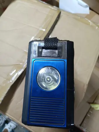 YG-821 hordozható rádió LED-del, modern dizájn LED világítással, klasszikus rádiófunkcióval – dekoratív és praktikus kiegészítő otthonra [1]