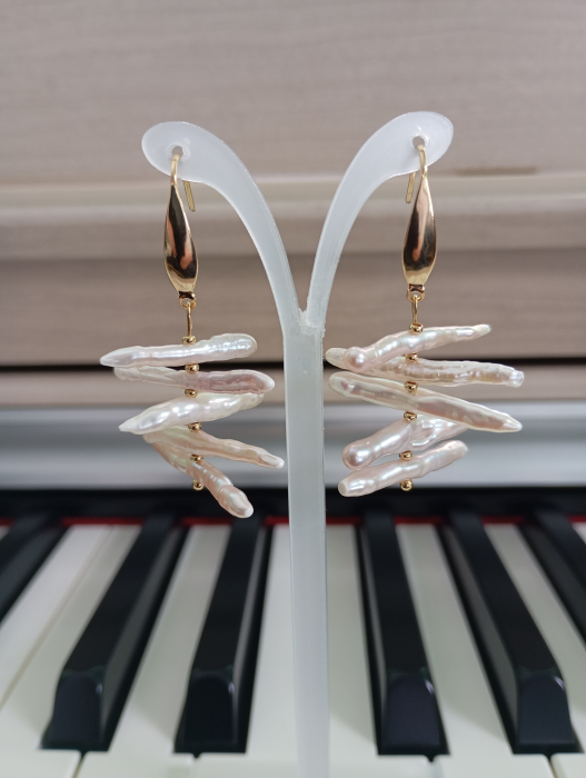 Cercei baroc cu perle lungi de apa dulce si tortite placate cu aur 18K [2]