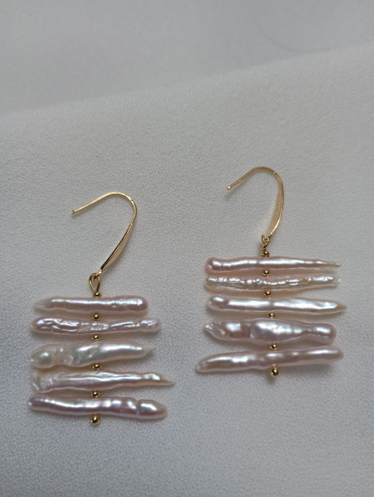 Cercei baroc cu perle lungi de apa dulce si tortite placate cu aur 18K [3]