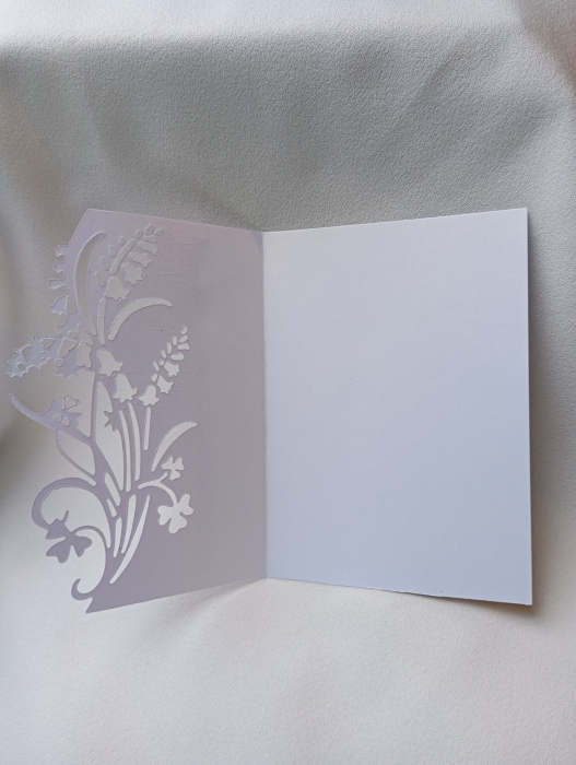 Felicitare eleganta alba cu flori de primavara [2]